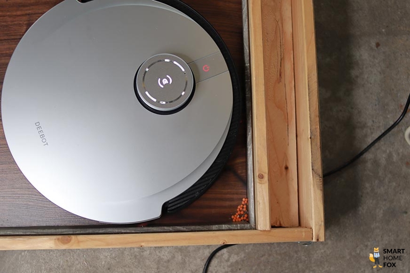 Der Ecovacs Deebot X1 Turbo reinigt in einer Ecke